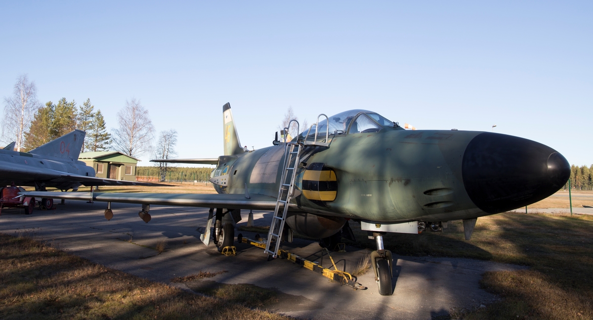 Jaktflygplan, J 32B
Saab 32 Lansen

Ett tvåsitsigt natt- och allvädersflygplan med RR Avon Mk 47 SFA/RM 6A flygmotor. 
Beväpning: 4 x 30 mm akan raketer och 4 x Rb 24. PS-42 användes för avståndsmätning och flygplanet hade även Saab S6A IR-sikte.
Märkning: På bakkroppen kronmärke och RFN; på fenan kodsiffra 46 och RFN:s emblem - två stiliserade flygplan, RFN och devisen Probere necesse est.