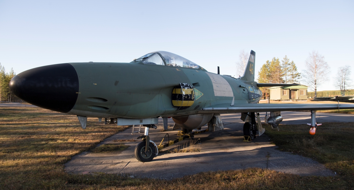 Jaktflygplan, J 32B
Saab 32 Lansen

Ett tvåsitsigt natt- och allvädersflygplan med RR Avon Mk 47 SFA/RM 6A flygmotor. 
Beväpning: 4 x 30 mm akan raketer och 4 x Rb 24. PS-42 användes för avståndsmätning och flygplanet hade även Saab S6A IR-sikte.
Märkning: På bakkroppen kronmärke och RFN; på fenan kodsiffra 46 och RFN:s emblem - två stiliserade flygplan, RFN och devisen Probere necesse est.