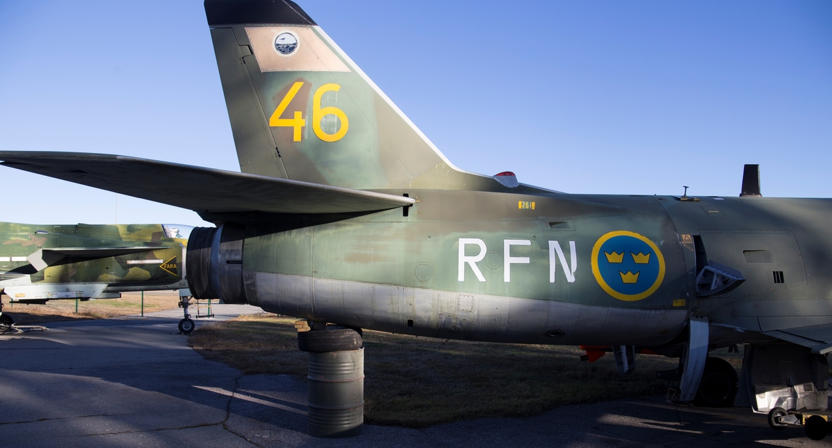 Jaktflygplan, J 32B
Saab 32 Lansen

Ett tvåsitsigt natt- och allvädersflygplan med RR Avon Mk 47 SFA/RM 6A flygmotor. 
Beväpning: 4 x 30 mm akan raketer och 4 x Rb 24. PS-42 användes för avståndsmätning och flygplanet hade även Saab S6A IR-sikte.
Märkning: På bakkroppen kronmärke och RFN; på fenan kodsiffra 46 och RFN:s emblem - två stiliserade flygplan, RFN och devisen Probere necesse est.