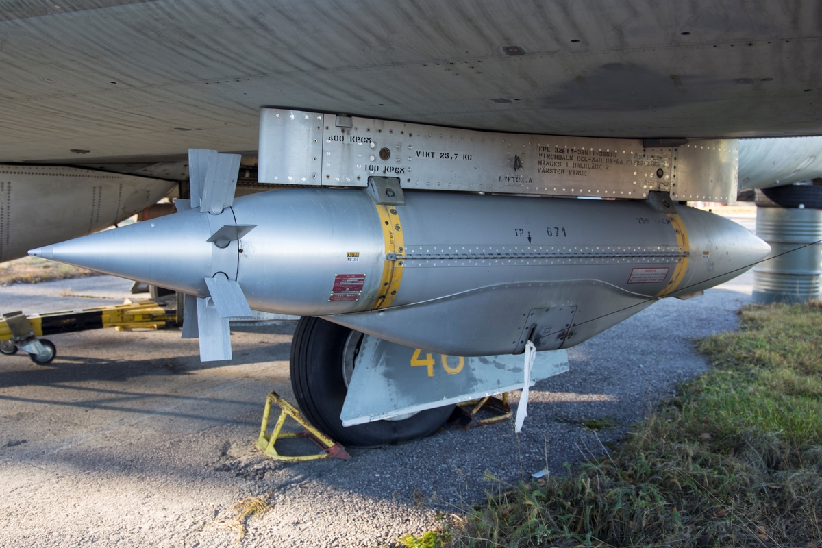 Jaktflygplan, J 32B
Saab 32 Lansen

Ett tvåsitsigt natt- och allvädersflygplan med RR Avon Mk 47 SFA/RM 6A flygmotor. 
Beväpning: 4 x 30 mm akan raketer och 4 x Rb 24. PS-42 användes för avståndsmätning och flygplanet hade även Saab S6A IR-sikte.
Märkning: På bakkroppen kronmärke och RFN; på fenan kodsiffra 46 och RFN:s emblem - två stiliserade flygplan, RFN och devisen Probere necesse est.