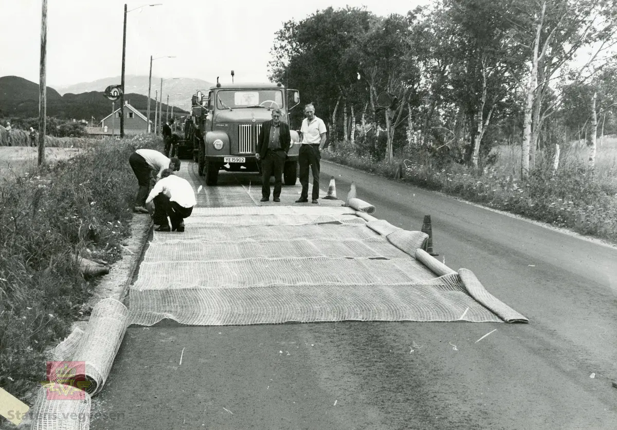 Utlegging av armeringsnett på rv 80. På bildet en 1968 modell Scania lastebil (N2).