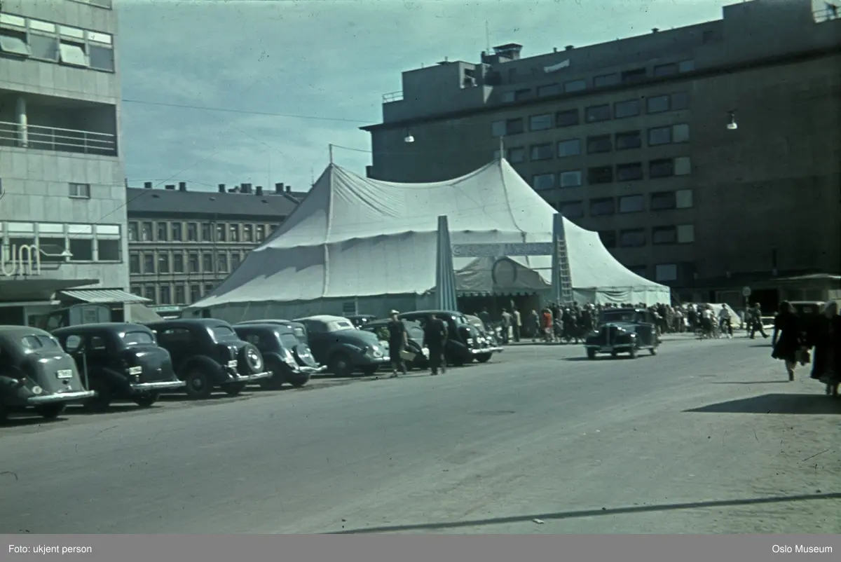 plass, sirkustelt, Cirkus Ikellos, mennesker, biler, kontorbygninger, bygård