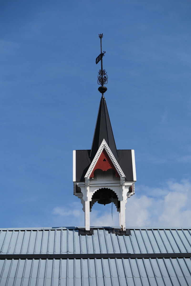 Klokketårnet på Tronhus er i sveitserstil med kryssformet saltak med kjegleformet midtparti. Tårnet er i god stand, og står på låven. Låven ble bygget 1880-1885, men tårnet ble satt opp først i år 2000. Det er usikkert om det har vært klokketårn på gården tidligere. Spiret og klokken er gamle. Klokken er støpt i 1883, og kommer fra gården Vembstad i Løten. Spiret kommer fra gården Herstad i Hernes. Spiret og klokken ble brakt til Tronhus i 1923, men ikke tatt i bruk før klokketårnet kom opp i år 2000. Værhanen har initialene «D» (utydelig) etterfulgt av «G». G-en står for Graff. Klokketårnet er tegnet av driveren Tore Mælumsæter. Utformingen er inspirert av klokketårnet på Åker gård og utsmykningen på stabburet på Tronhus. Håndverket er utført av snekkeren Gregory Daniels fra Hjellum. Klokken har årstall, produsent og kjøper påskrevet. Klokken har vært brukt ved høytider som pinse.