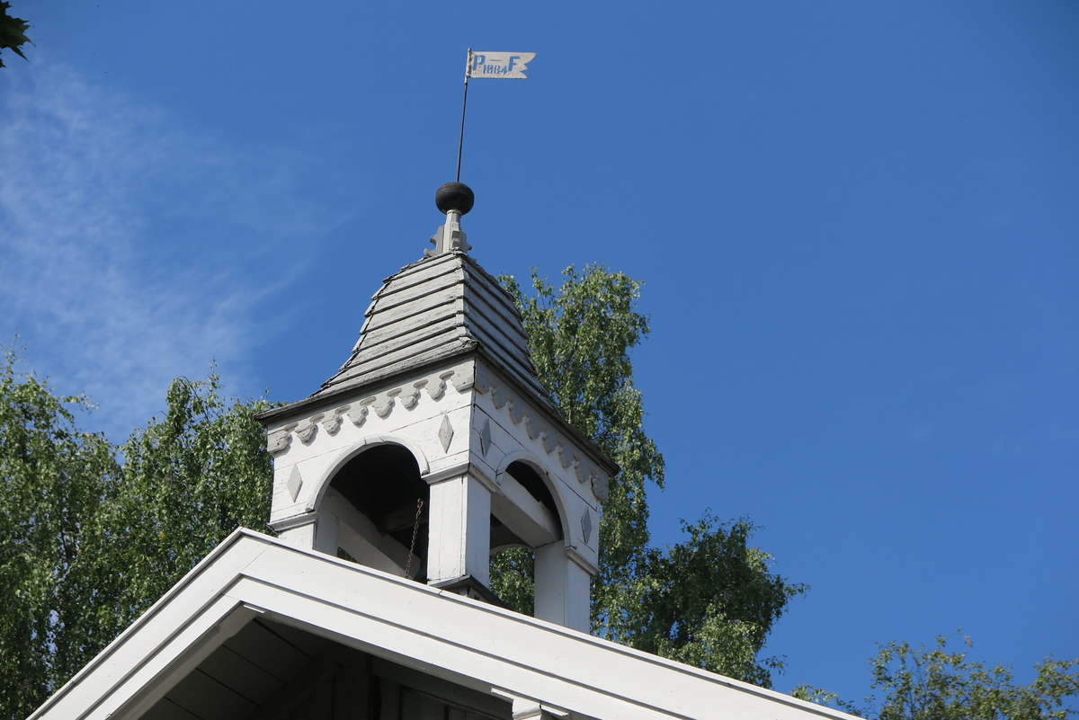 På Flagstad vestre har klokketårnet sveitserdetaljer og buet telttak i plank. Taket er i middels forfatning, ellers er tårnet i god stand. Tårnet står på et stabbur bygget rundt år 1750. Stabburet ble flyttet innad på tomten en gang før 1890. Tårnet ble malt ca. 2014. Værhanen har påskriften «PF», som står for Peder Flagstad, og «1884», som sannsynligvis referer til tårnets byggeår. Tidligere ble klokken brukt til å ringe inn ved måltider. Det var dugurd i 10-tiden og middag i 14-tiden. Det er uklart om de ringte i klokken til kvelds. Nabogården fulgte klokken på Flagstad vestre. Klokken var i bruk som matklokke frem til ca. 1950. I dag ringes det i klokken i pinsen. Tårnet er synlig på flyfoto fra Flagstad tatt i 1949.