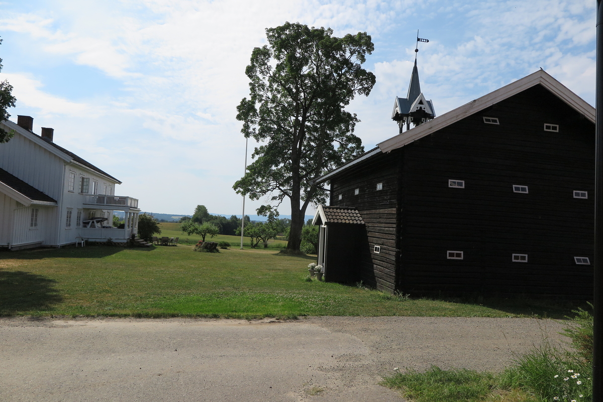 Klokketårnet på Ingeberg store står på det svartmalte stabburet, og har rik detaljering i sveitserstil. Tårnet er forholdsvis nytt, og kan dateres til 2002. Det kryssformede saltaket med kjegleformet midtparti danner et fint blikkfang på tunet.