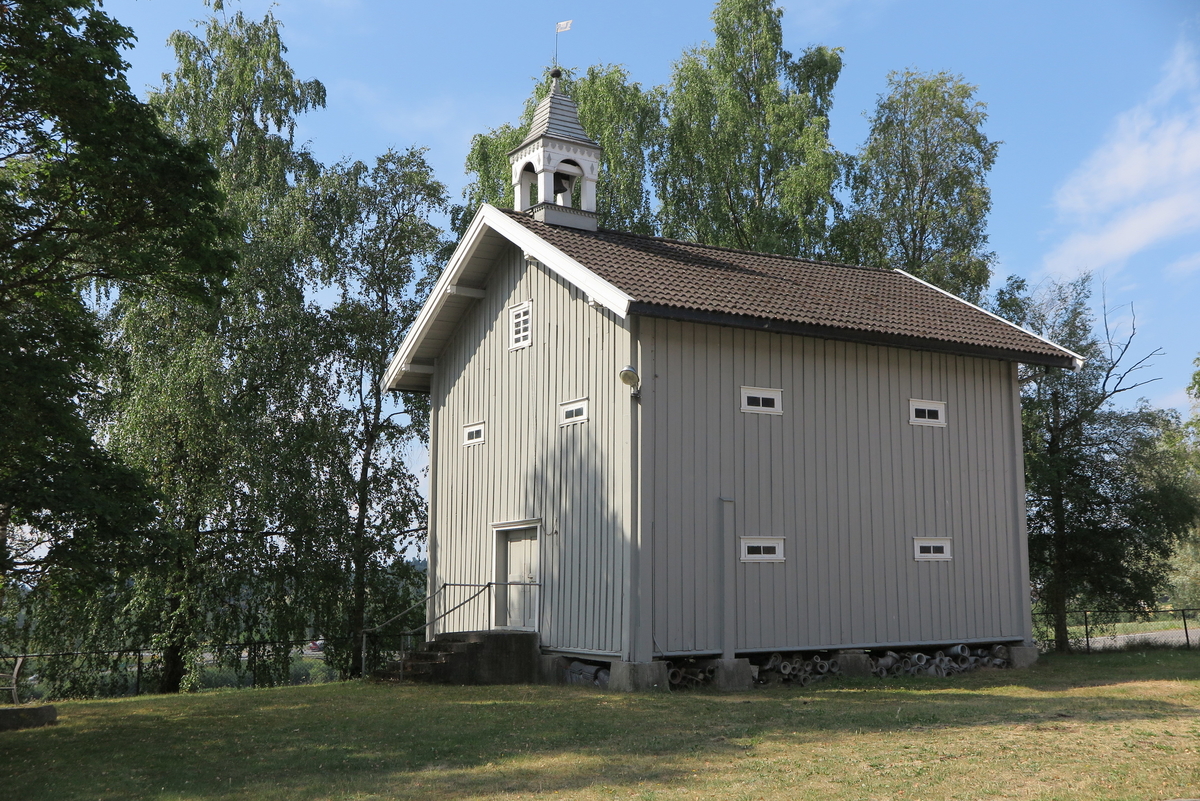 På Flagstad vestre har klokketårnet sveitserdetaljer og buet telttak i plank. Taket er i middels forfatning, ellers er tårnet i god stand. Tårnet står på et stabbur bygget rundt år 1750. Stabburet ble flyttet innad på tomten en gang før 1890. Tårnet ble malt ca. 2014. Værhanen har påskriften «PF», som står for Peder Flagstad, og «1884», som sannsynligvis referer til tårnets byggeår. Tidligere ble klokken brukt til å ringe inn ved måltider. Det var dugurd i 10-tiden og middag i 14-tiden. Det er uklart om de ringte i klokken til kvelds. Nabogården fulgte klokken på Flagstad vestre. Klokken var i bruk som matklokke frem til ca. 1950. I dag ringes det i klokken i pinsen. Tårnet er synlig på flyfoto fra Flagstad tatt i 1949.