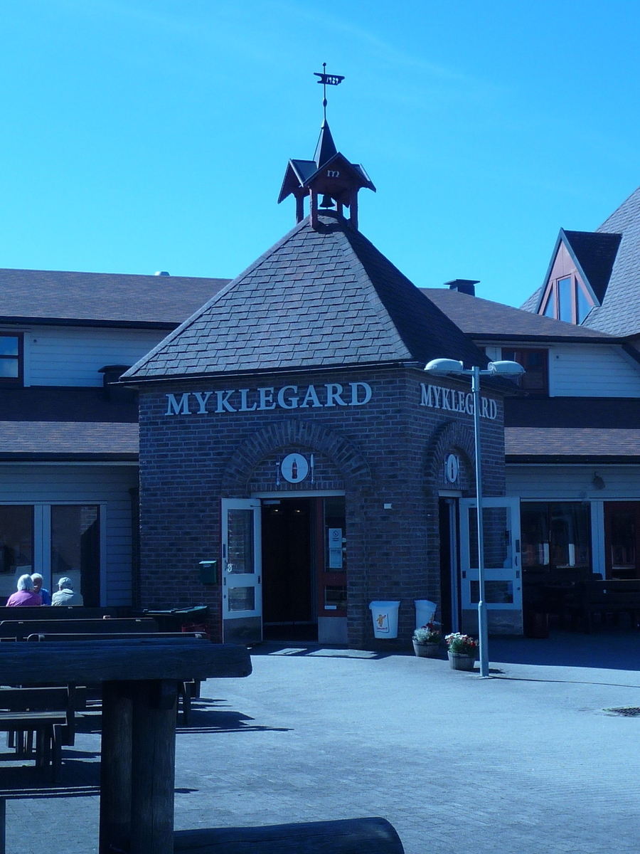 På Myklegard er det et klokketårn som ble satt opp sammen med resten av bygningsmassen i 1989. Tårnet som står over inngangspartiet har kryssformet saltak.