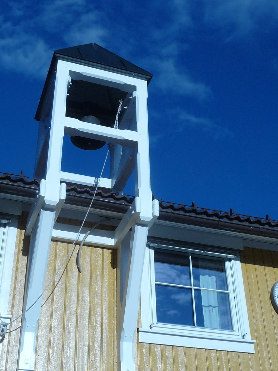 På Ådalsbruk skole er det klokketårn. Klokka skal visstnok være klokka som hang på Aadalsbrug verk og varslet brannen i 1928. Denne historien er det allikevel noe usikkerhet rundt, da klokka på Aadalsbrug verk ble kjøpt tilbake til Baldishol gård på Nes. 
På klokkas oppheng står det skrevet «TILHØRER STIFTELSEN KLEVFOS. UTLÅNT TIL LØTEN KOMMUNE 1994»
Klokketårnet har utenpåliggende og synlig konstruksjon med telttak tekket i kobber.