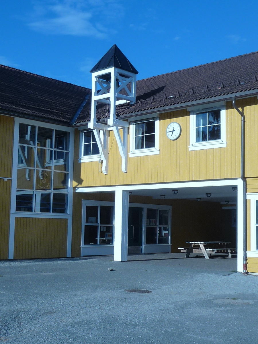 På Ådalsbruk skole er det klokketårn. Klokka skal visstnok være klokka som hang på Aadalsbrug verk og varslet brannen i 1928. Denne historien er det allikevel noe usikkerhet rundt, da klokka på Aadalsbrug verk ble kjøpt tilbake til Baldishol gård på Nes. 
På klokkas oppheng står det skrevet «TILHØRER STIFTELSEN KLEVFOS. UTLÅNT TIL LØTEN KOMMUNE 1994»
Klokketårnet har utenpåliggende og synlig konstruksjon med telttak tekket i kobber.