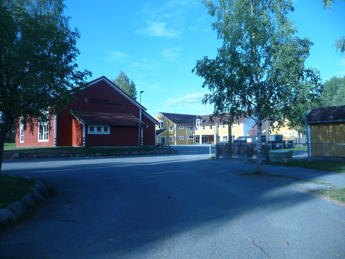 På Ådalsbruk skole er det klokketårn. Klokka skal visstnok være klokka som hang på Aadalsbrug verk og varslet brannen i 1928. Denne historien er det allikevel noe usikkerhet rundt, da klokka på Aadalsbrug verk ble kjøpt tilbake til Baldishol gård på Nes. 
På klokkas oppheng står det skrevet «TILHØRER STIFTELSEN KLEVFOS. UTLÅNT TIL LØTEN KOMMUNE 1994»
Klokketårnet har utenpåliggende og synlig konstruksjon med telttak tekket i kobber.