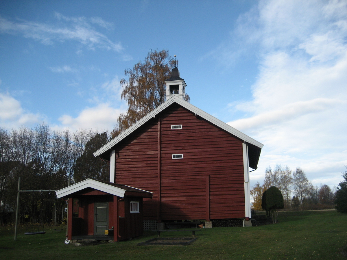 På Arstad søndre er det klokketårn. Klokka ble brukt som matklokke, bryllupsklokke og til å varsle brann. Klokketårnet ble restaurert i 2006, men skal være fra 1944. Klokketårnet har værhane med inskripsjonene «LN 1944»