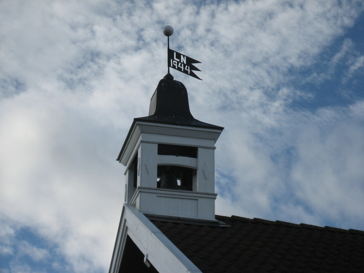 På Arstad søndre er det klokketårn. Klokka ble brukt som matklokke, bryllupsklokke og til å varsle brann. Klokketårnet ble restaurert i 2006, men skal være fra 1944. Klokketårnet har værhane med inskripsjonene «LN 1944»