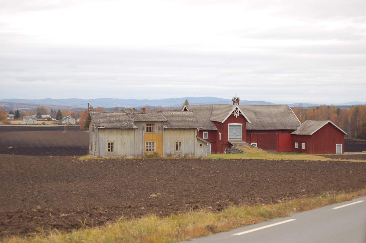 På Herseth står det et klokketårn på låvebygningen. Tårnet i sveitserstil har den karakteristiske lanterneformen en ellers ser flere steder i Stange-området med et lavt kryssformet saltak og spir.