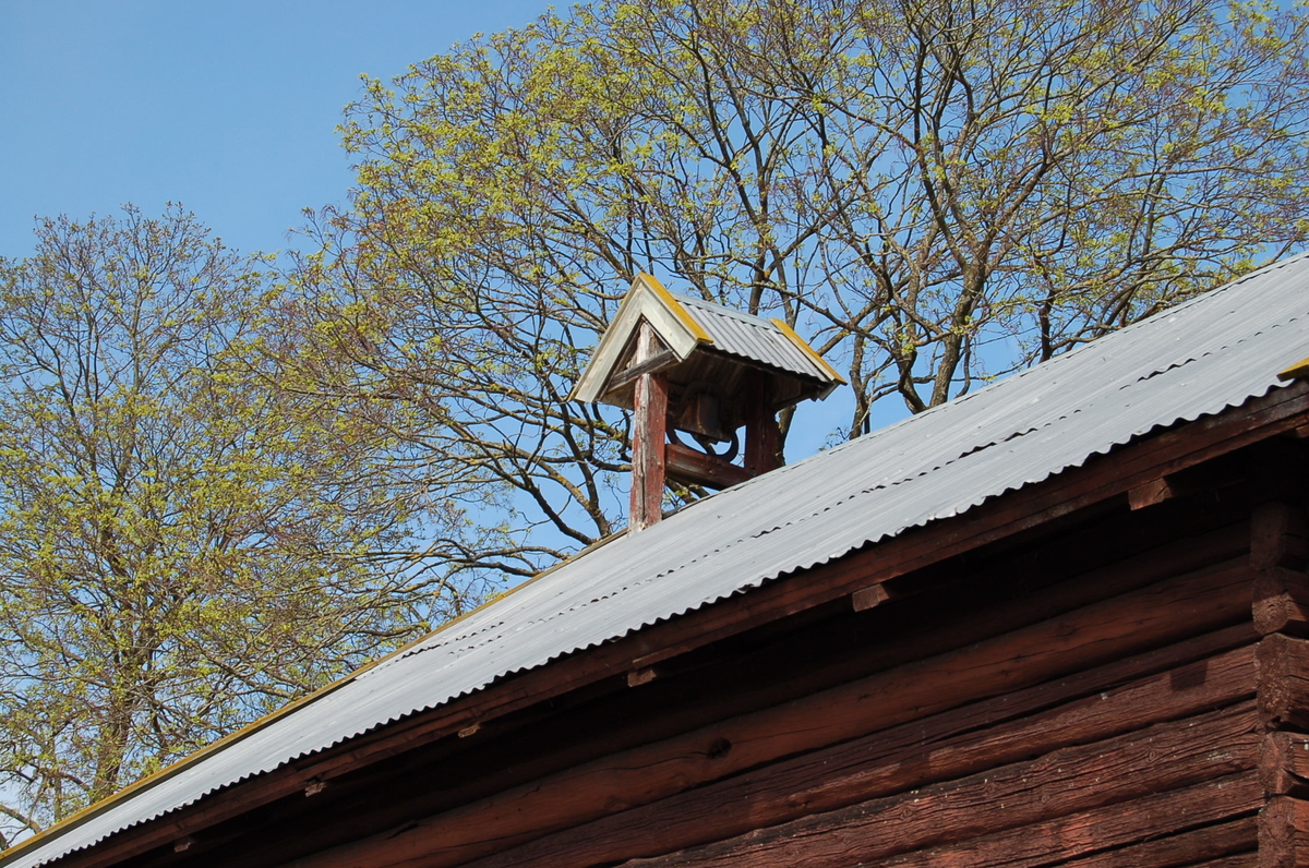 På gården Jemli står klokketårnet på endeveggen av stabburet og har et enkelt saltak.