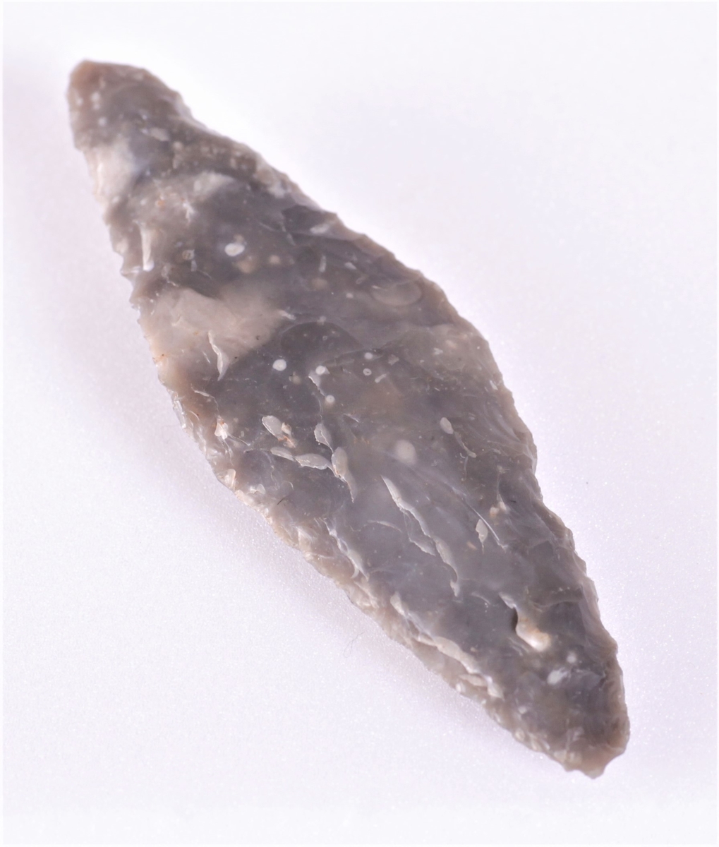 Flintspiss, spydspiss nærmest type R. 69, funnet i Totenvika