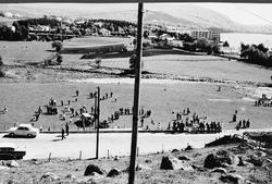 Oversikt mot sør med fotballbanen, Kvernelands fabrikk, Frøy