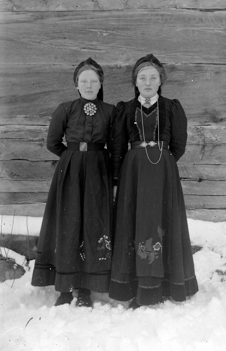 Fotoarkiv etter Aanund Edland. Portrett av Margit Nordheim Lauvås og Ingebjørg Midtveit Berget Heddal.