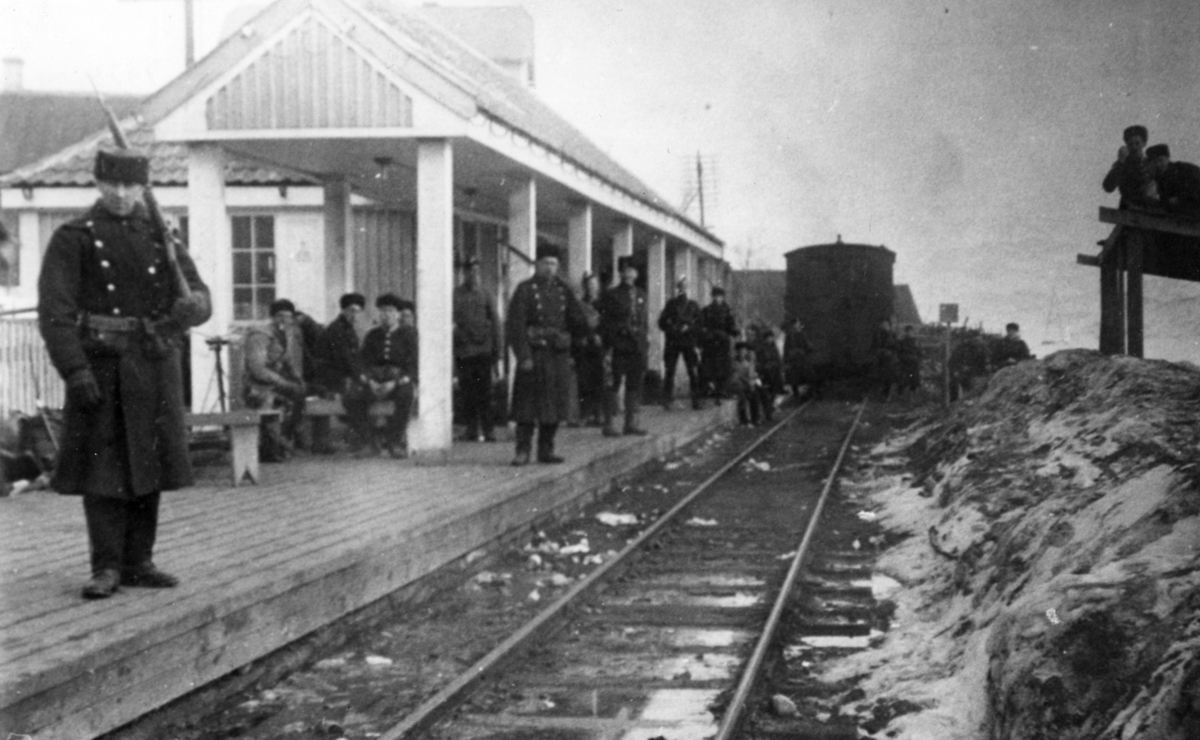 Fra Sulitjelma stasjon på Sulitjelmabanen. Bildet er tatt  i forbindelse den den såkalte «Sulitjelmaaffæren i 1918» da politi og militære styrker kom til Sulitjelma for å hente antimilitaristen Johan Medby