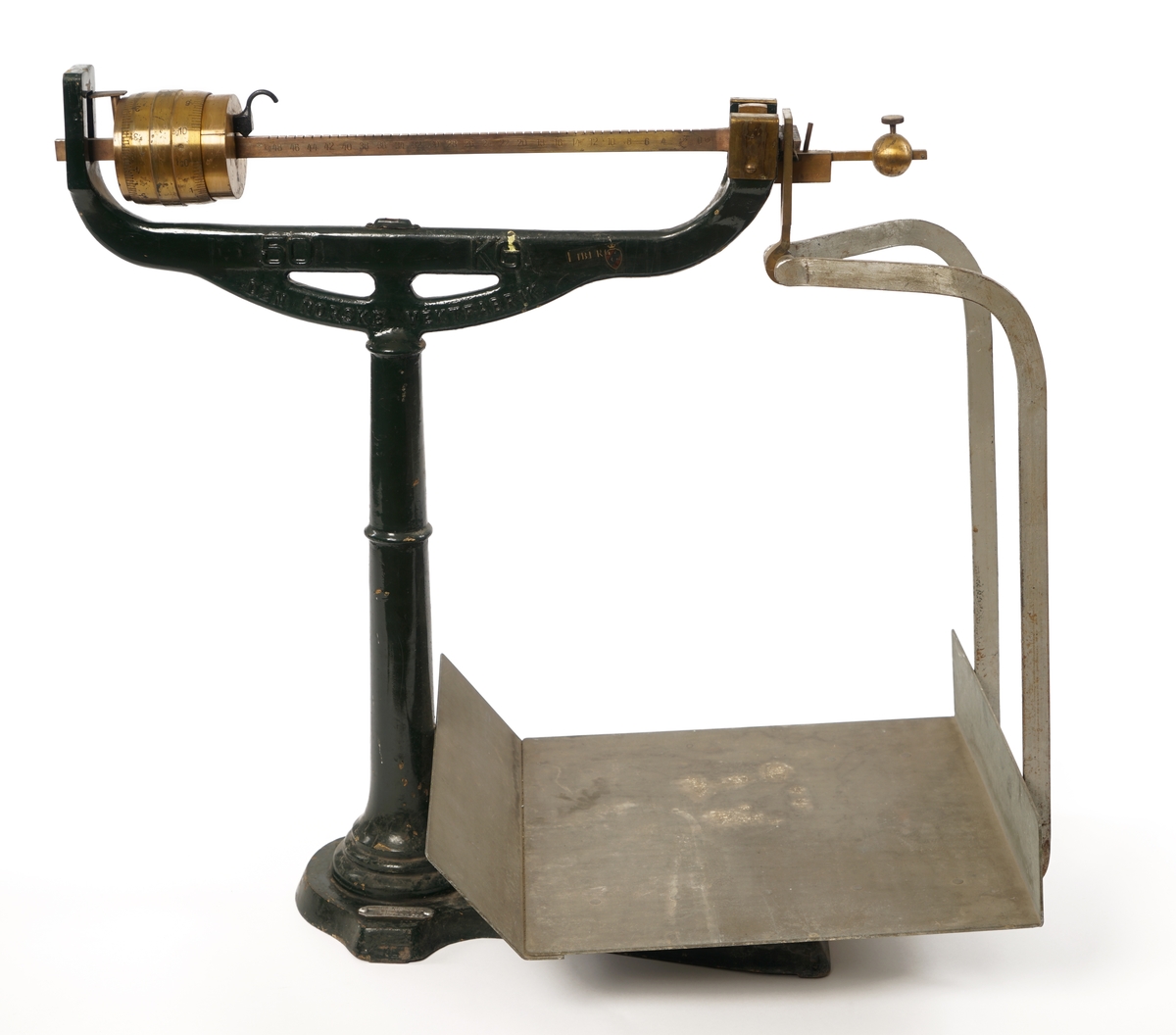 Balansevekt av metall bestående av fot,ben,vektarm og vektskål.