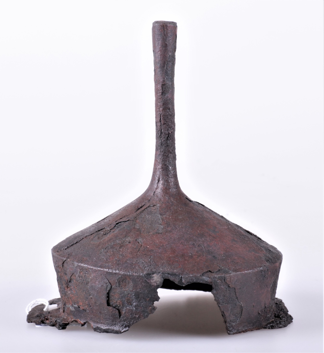 Skjoldbule av jern av typen R. 217 fra yngre romersk jernalder funnet i en gravhaug ved Østre La.