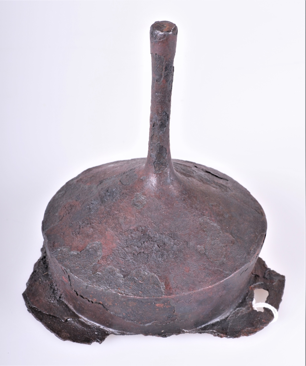 Skjoldbule av jern av typen R. 217 fra yngre romersk jernalder funnet i en gravhaug ved Østre La.