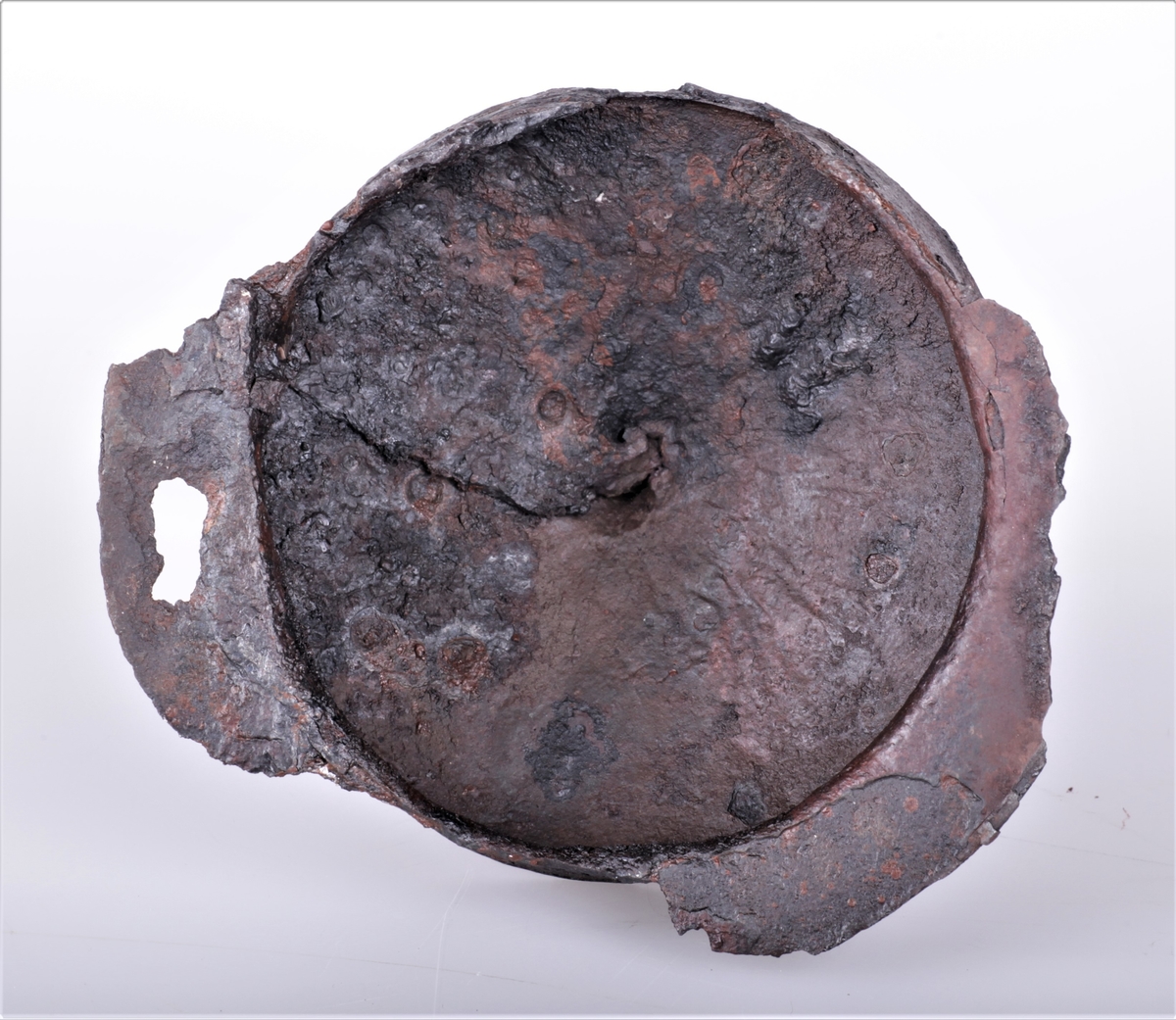Skjoldbule av jern av typen R. 217 fra yngre romersk jernalder funnet i en gravhaug ved Østre La.