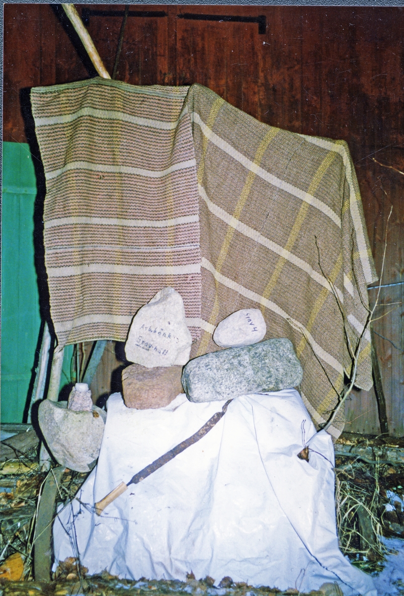 Karbenning, Vallsjöbo.
Hemslöjdsföremål - täcke och "mattstump".