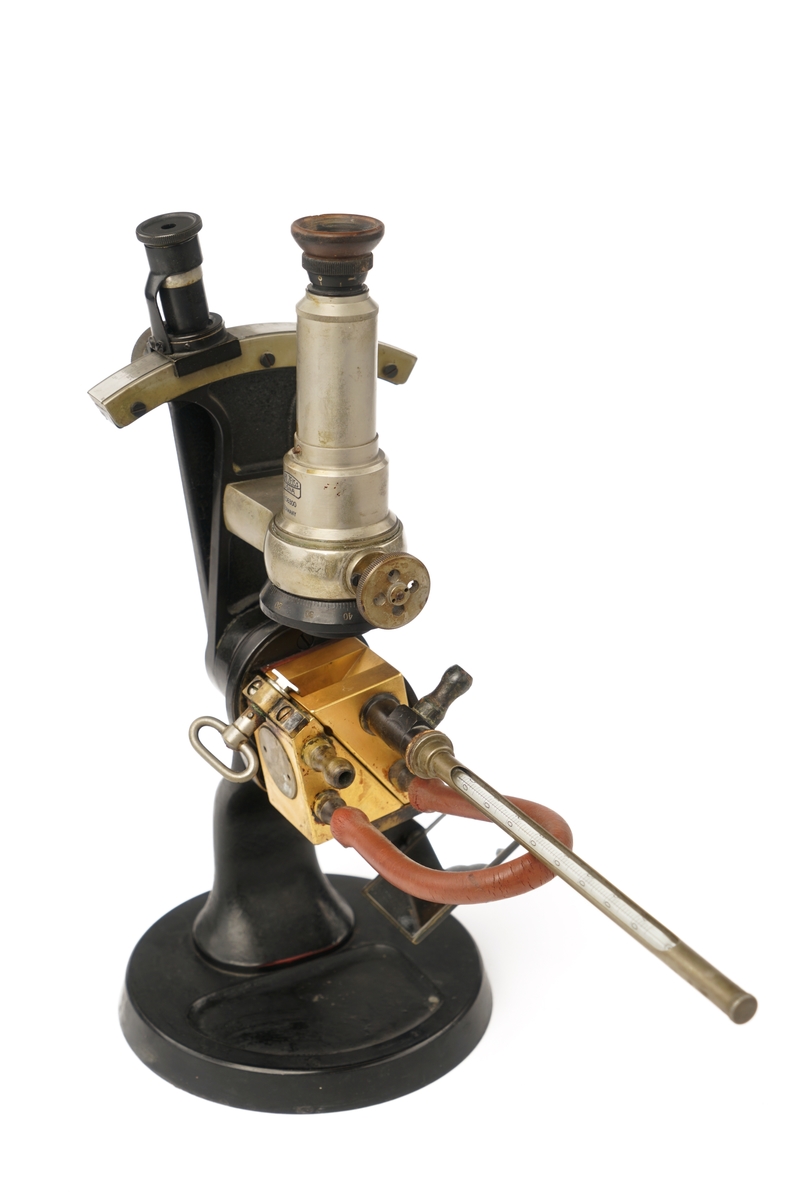 Refraktometer for nøyaktige målingar av brytingsindeksar. Svingbare deler, diverse måleskalaer, speil og gummislange.