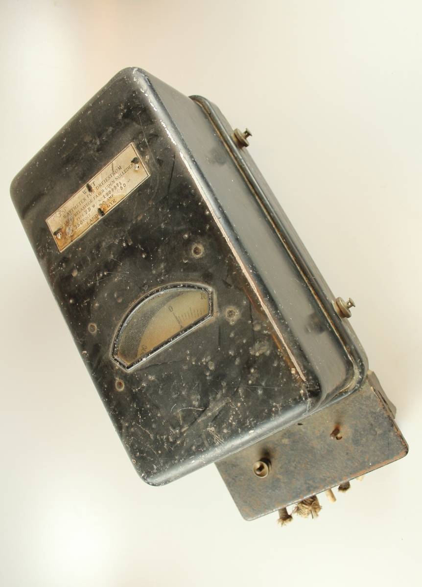 Rektangulær metallboks. Wattmeter, trefase, med vindauge og skala. Til veggmontering.