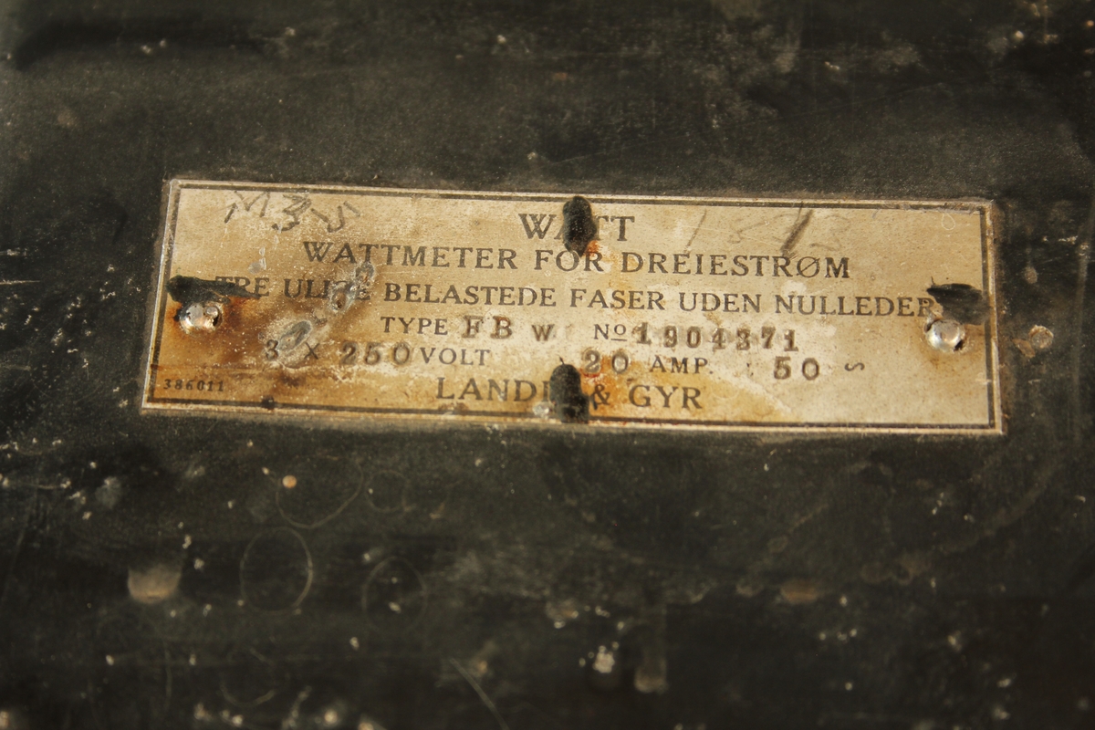 Rektangulær metallboks. Wattmeter, trefase, med vindauge og skala. Til veggmontering.