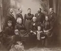 Familjen Örn samlade för porträttfotografering någon gång på 1890-talet. I mitten ses makarna Gustaf Örn och Charlotta Sofie Svedelius. Paret hade inflyttat från Stockholm till Linköping år 1866, med anledning av makens tjänst vid Första livgrenadjärregementet i Linköping. Från 1871 till pensionen var han överste och chef för regementet.
I bakre raden står makarnas barn. Från vänster ses stadsingenjören och brandchefen i Skövde, Carl Axel Örn. Närmast efter står lanträntmästaren Henrik Örn följt av systern, tillika lärarinnan Sigrid. Därefter juristen Anders Eberhard och slutligen regementsläkaren Elis Leonard Örn. De bägge yngre kvinnorna och barnen är rimligtvis svärdottrar och barnbarn till de gamla makarna.