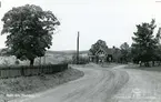 Karbenning sn, Hästbäck.
Vykort med Hästbäck från öster, 1950-talet.
Byggnad vid landsvägen.