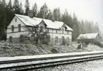 Karbennings sn.
Snytens järnvägsstation, byggnad med trasiga fönster på stationsområdet, 1971.