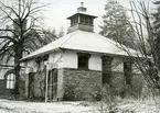 Karbennings sn.
Snytens järnvägsstation, kvadratisk mindre byggnad bredvid stationshuset, 1971.