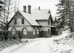 Karbennings sn.
Snytens järnvägsstation, stationsbyggnaden sedd från vägen, 1971.