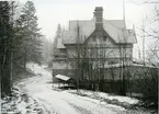 Karbennings sn.
Snytens järnvägsstation, stationsbyggnaden sedd från vägen, 1971.