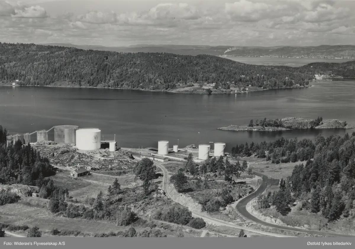 Skråfoto fra Norsk Veedol i Moss i 1961.
Norsk Veedol AS etablerte seg i Kulpeveien 23 i 1960. I henhold til Moss kommunes arkiv fikk de tillatelse til å bygge lagring- og fylleanlegg for LPG (flytende petroleumsgass) i 1963. I 1986 tok Norsk spesialolje (NSO) over anleggene. I dag (2018)  behandlingsanlegg for spillolje og oljeforurenset vann i regi av NSO.

