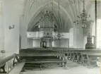 Kila sn, Sala.
Interiör av kyrkan, med kyrkbänkar, kyrkorgel och mässingsljuskrona.