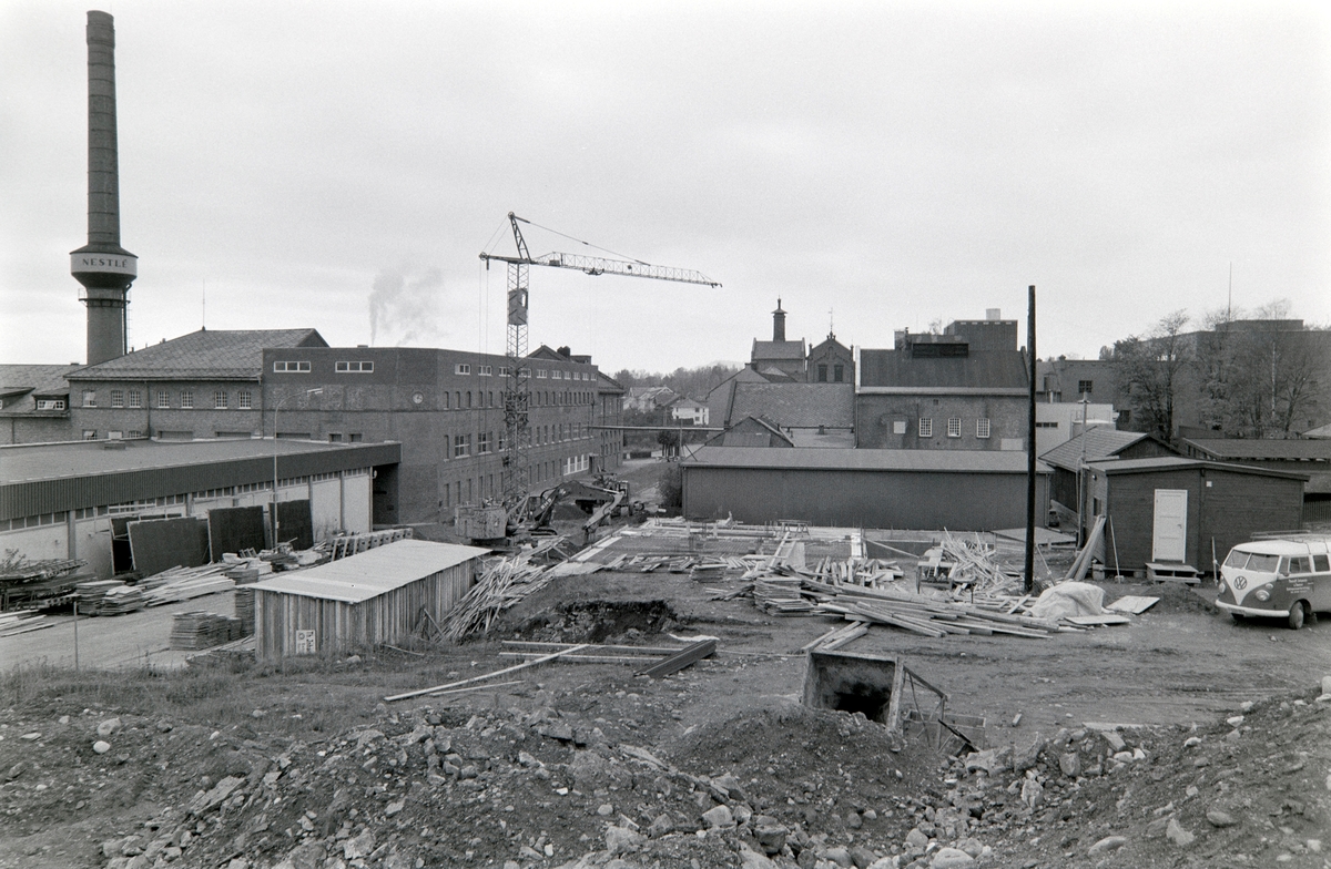 Nestle, Storhamargata,Vestbyen, Hamar. Utbygging av nytt lagerbygg. Anleggsbrakker, byggekran,
