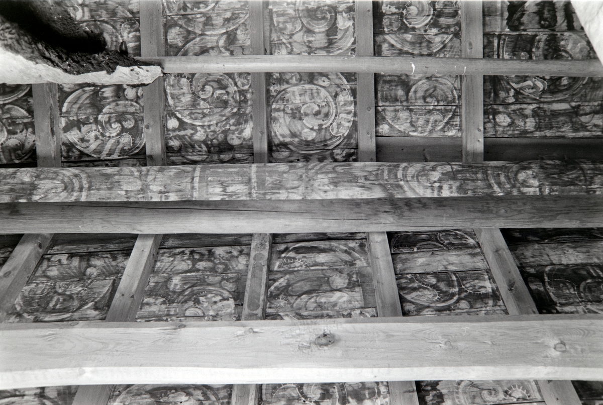 Usa gård, Røsliveien 71, Vingelen, Røesgrenda. Vingelen, Tolga. Dekormaling i sommerstubygningen. Trolig malt av Peder Andersen Lilje, samme som i Vingelen Trefoldighet. (Kilde: Ingeborg Reitan).