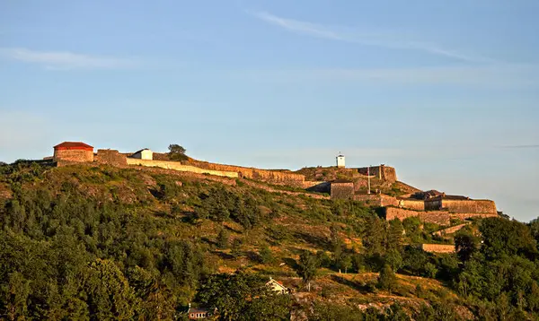 Fredriksten festning sett fra Os.