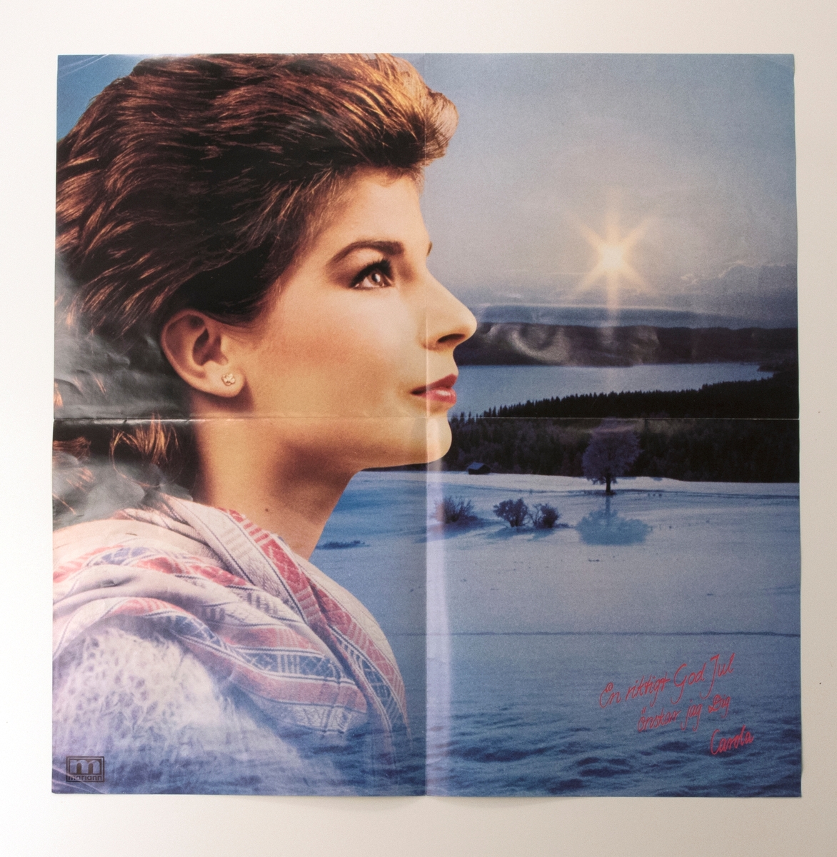 Maxi-EP med sex julsånger (format som LP, men färre låtar, spelas 45 varv), av svart vinyl med rosa pappersetikett. Skivan ligger i skivpåse av papper, och i omslag av papper. Omslaget har en färgbild av artisten i profil med ett vinterlandskap i fonden. Inne i omslaget finns en affisch med samma bild av artisten som på omslaget.

Innehåll
Sida A:
1. Hej mitt vinterland
2. Nu tändas tusen juleljus
3. Härlig är jorden

Sida 2:
1. Bjällerklang
2. Stilla natt
3. O helga natt

JM 34182:1, Skiva
JM 34182:2, Omslag
JM 34182:3, Skivpåse
JM 34182:4, Affisch
