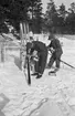 Skidorna vallas vid Svenska frivilligkåren i Finland, F 19. Två militärer vallar skidor med hjälp av blåslampa.