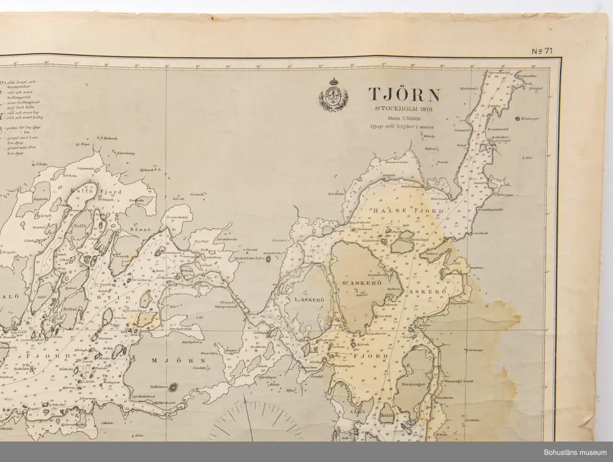 Sjökort Tjörn. Tryckt Stockholm 1891. Graverad A. N. Lundh. 
Sjökortet använts ombord på  Ångbåts AB Bohuslänska Kustens båtar. 
På utsidan anteckning: "Charles Thorburn", fader till givaren, men även namnet på ett av företagets fartyg.
Vattenskada.