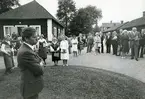 Kila sn, Sätra brunn.
275-årsjubileet 1975.
Brunnsintendent Nils-Johan Höglund berättar om Sätra brunn för
jubileumsdeltagarna.