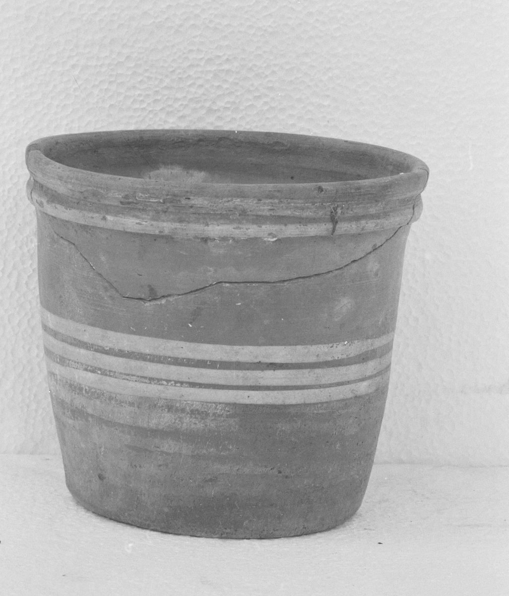 HH.1972-0399 A= Blomsterpotte
HH.1972-0399 B= Skår av potten