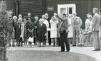 Kila sn, Sätra brunn.
275-årsjubileet 1975.
Arkeolog Ove Hidemark visar brunnen.