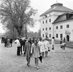 Elever från Katedralskolan i Linköping under studiebesök på Löfstad slott 1968.