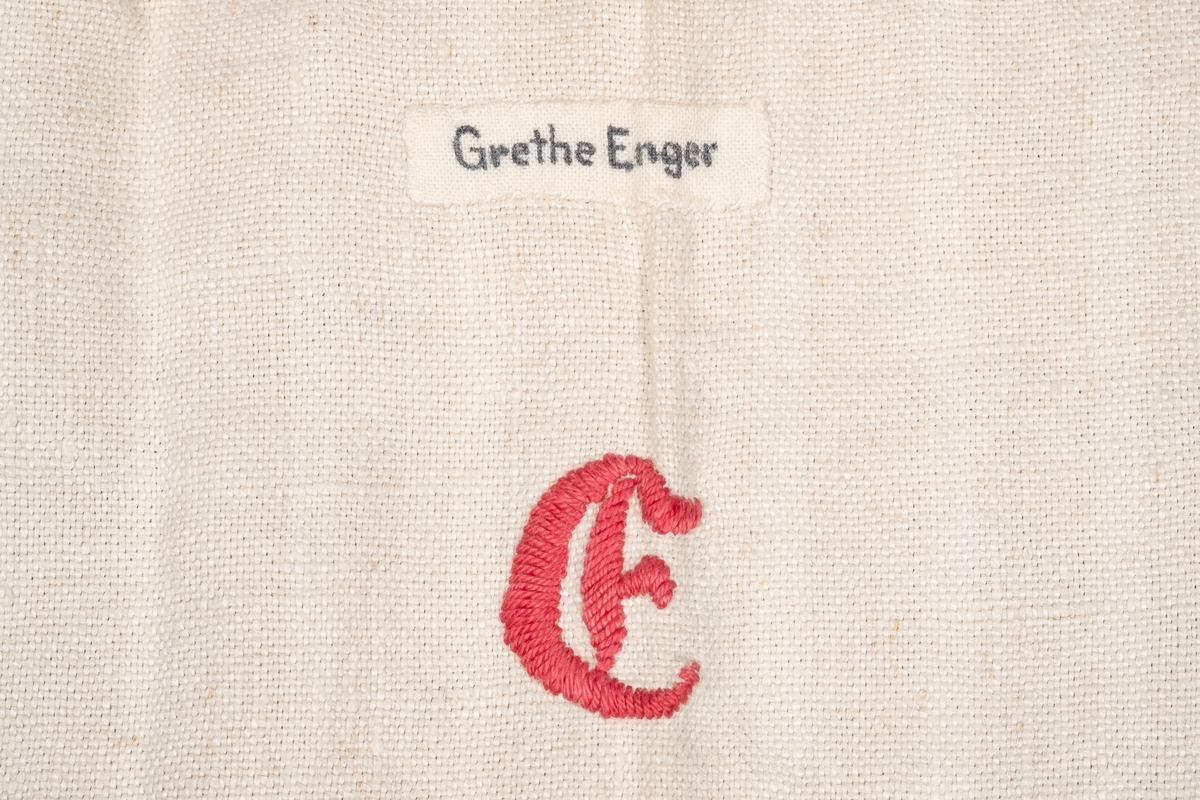 Forskjellige motiver med forskjellige figurer.
Motiv 1: To jenter. Kun ansiktene. En med grønn lue og en med rød lue.
Motiv 2: En stående figur som holder en stor blyant. Dopapirrull ved figuren, med noe skrevet på papiret.
Motiv 3: En mann som sitter på en krakk. Han sitter vippene på en krakk. Ved han står et bord. Det ser ut som han sitter ved et vindue.
Motiv 4: En figur som ærer på en bøtte. Figuren skal til å gå gjennom en dør. Over døra står det Abort.
Motiv 5: To jenter står ved et stort vindue og ser ut. Hun ene har på grønn drakt og hun andre har på lilla drakt.
Motiv 6: En bygning
Motiv 7: To krakker med kjøkkenutstyr oppå. På den ene krakken står det en bolle med poteter, på den andre krakken står to mugger. Ved krakkene er det en dør. Over døra er det et nummer, 73.
Motiv 8: To figurer med et redskap eller instrument. Den ene figurer sitter på en krakk mens den andre står.