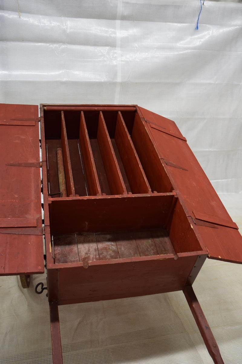 Vogn for oppbevaring av håndtak til brannsprøytene og brannuniformene